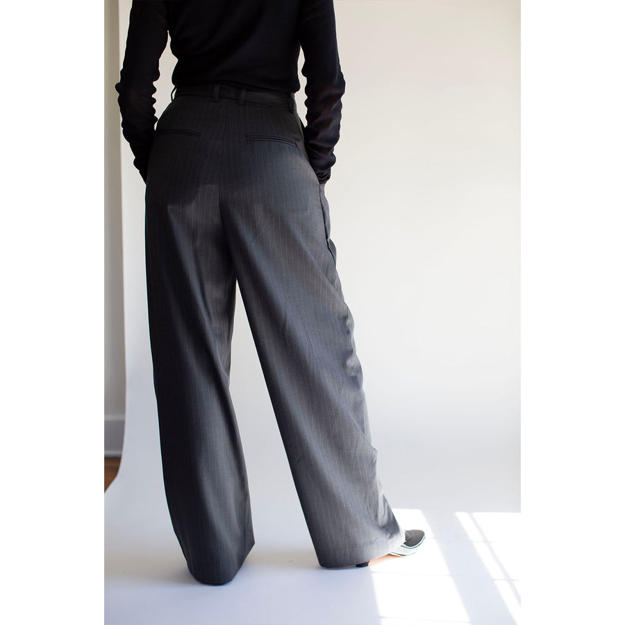 Nomia Wide Leg Pleated Trouser in Charcoal