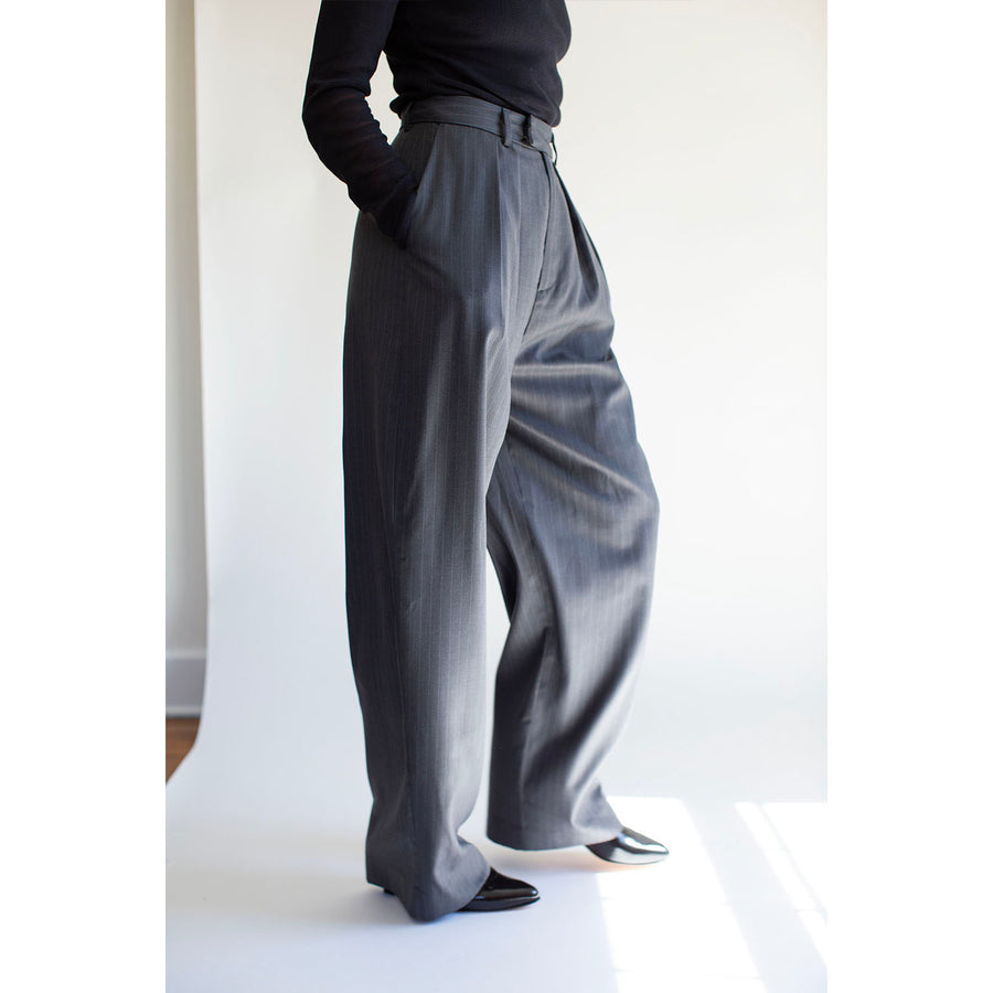 Nomia Wide Leg Pleated Trouser in Charcoal