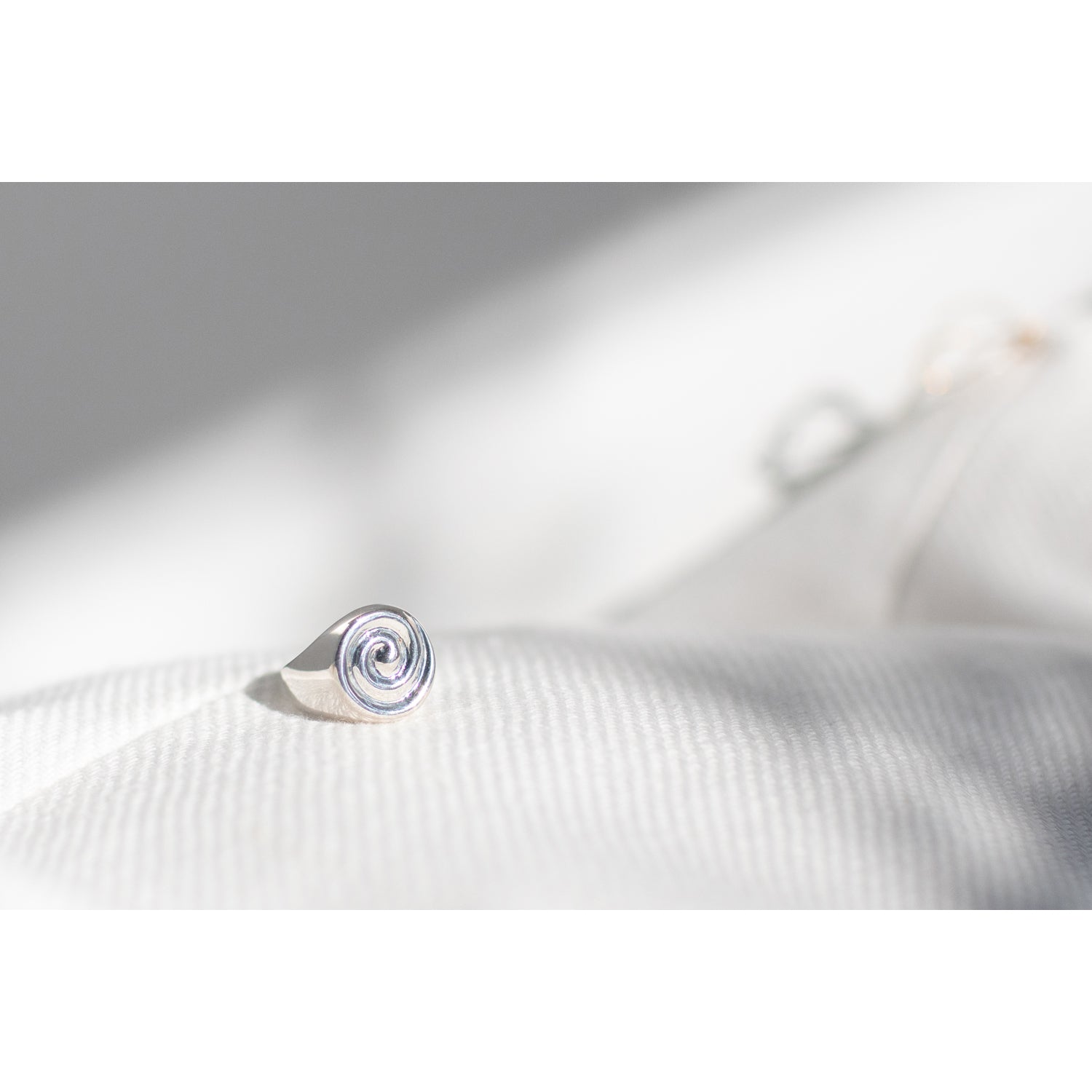 Nomia Spiral Signet Ring in Sterling Silver – JUDITH