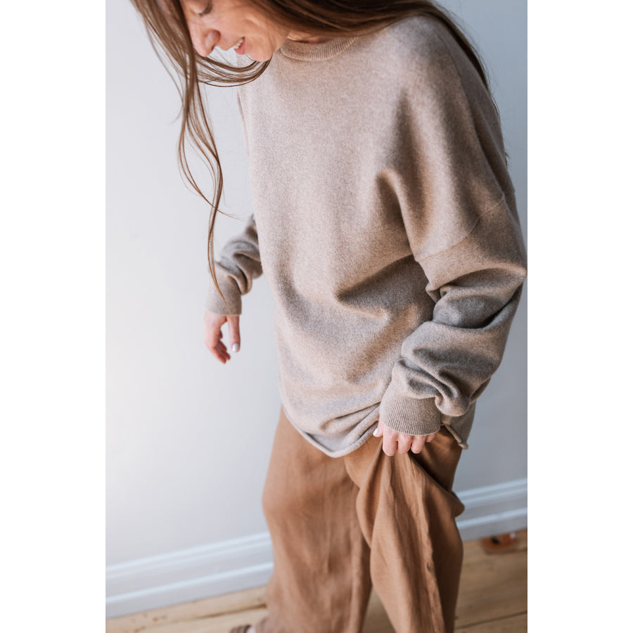 Extreme Cashmere Crew Hop Sweater in Sand