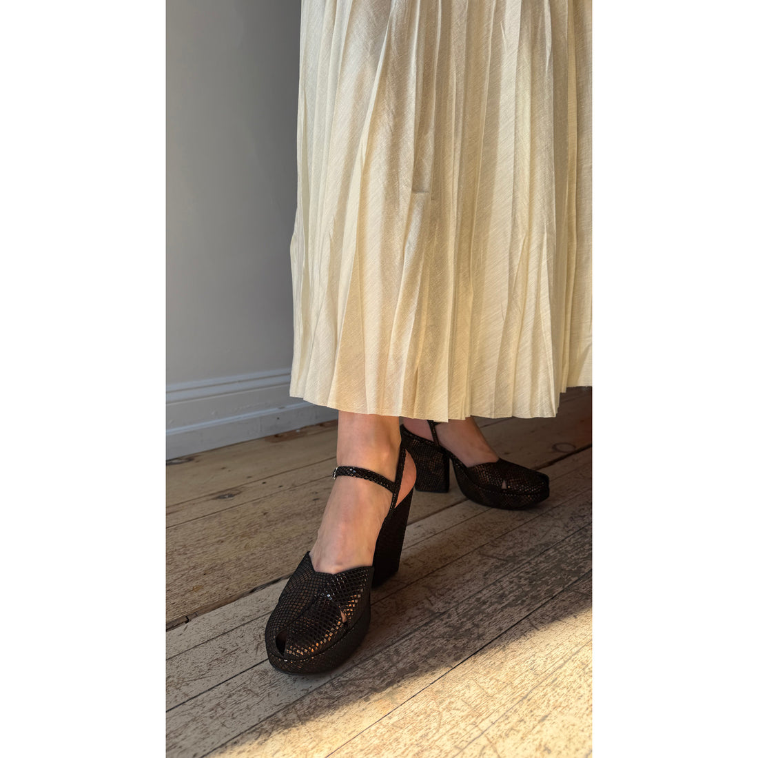 Pas de Calais Slub Lawn Pleated Skirt in Ivory