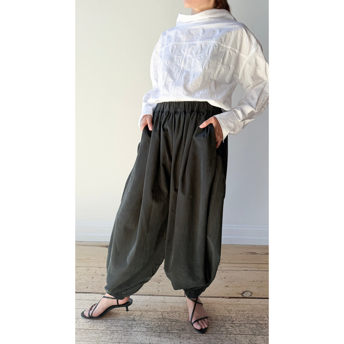 Black Crane Lantern Pants in Black