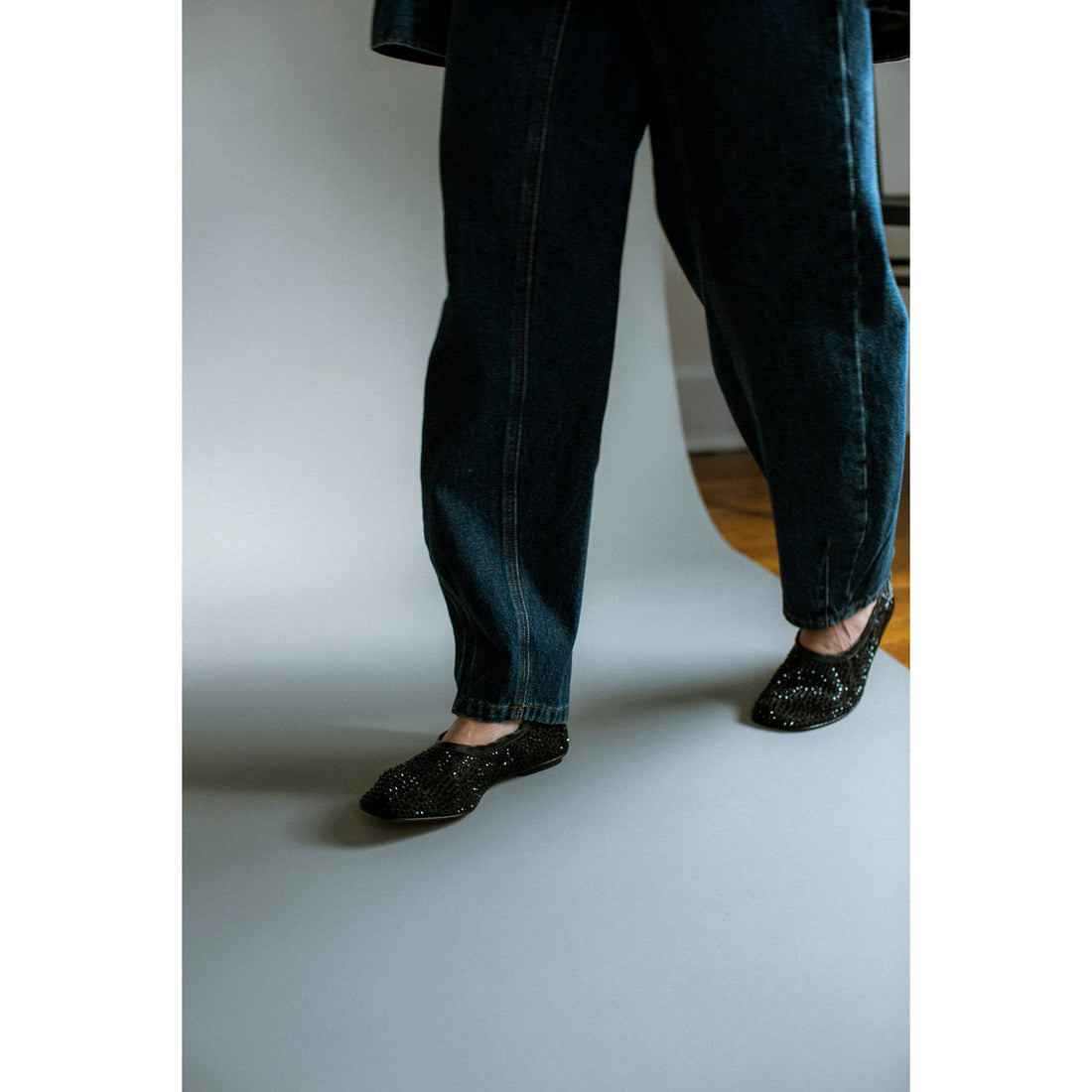 Le Monde Béryl Mica Flat in Black Crystals