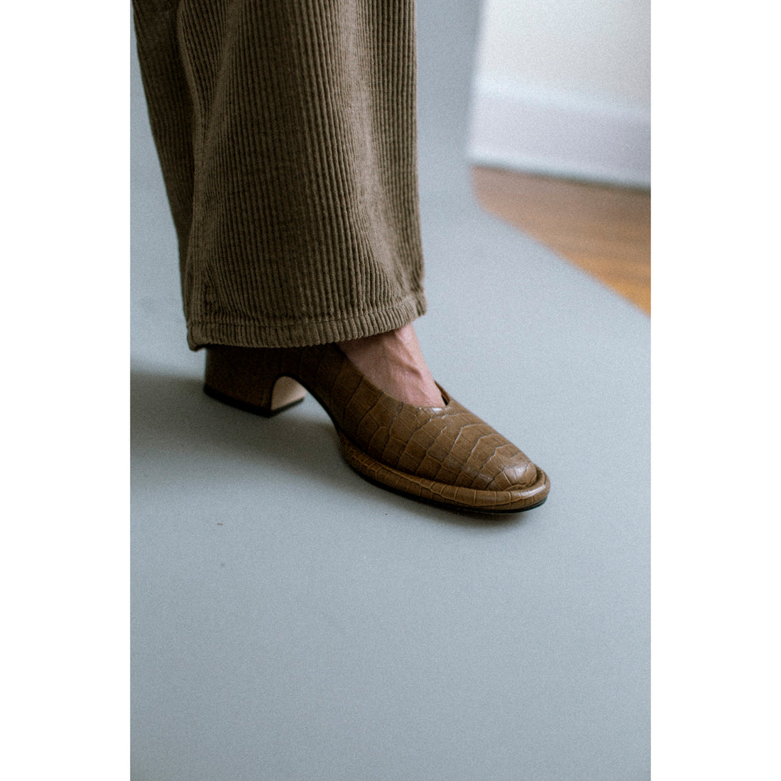 Lauren Manoogian Embossed Arch Pump in Tobacco