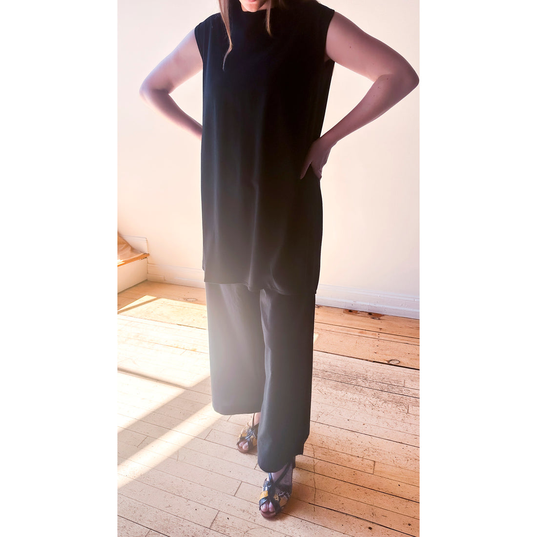 Tsuyumi Scalloped No-Sleeve Tunic in Black