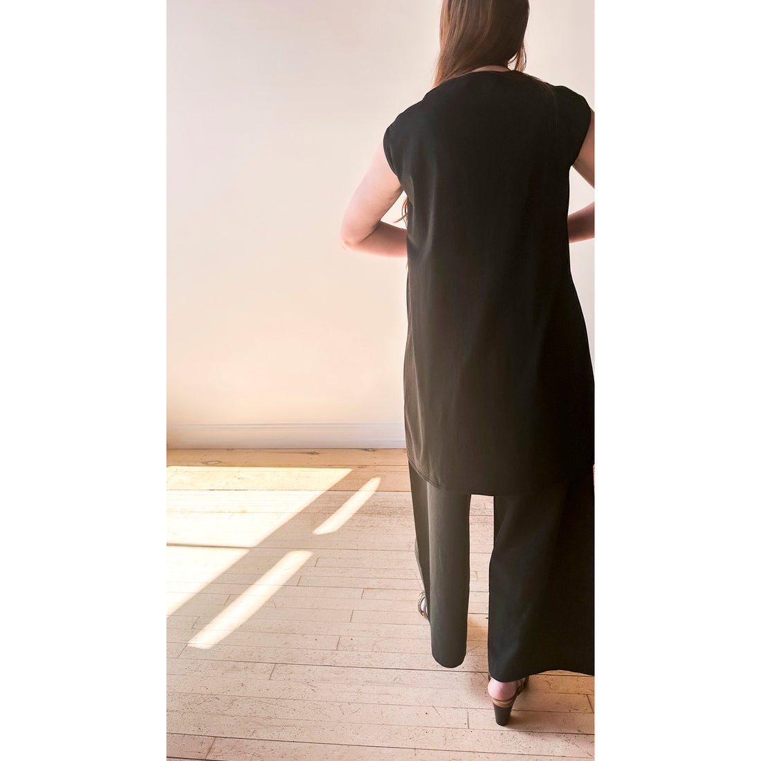 Tsuyumi Scalloped No-Sleeve Tunic in Black