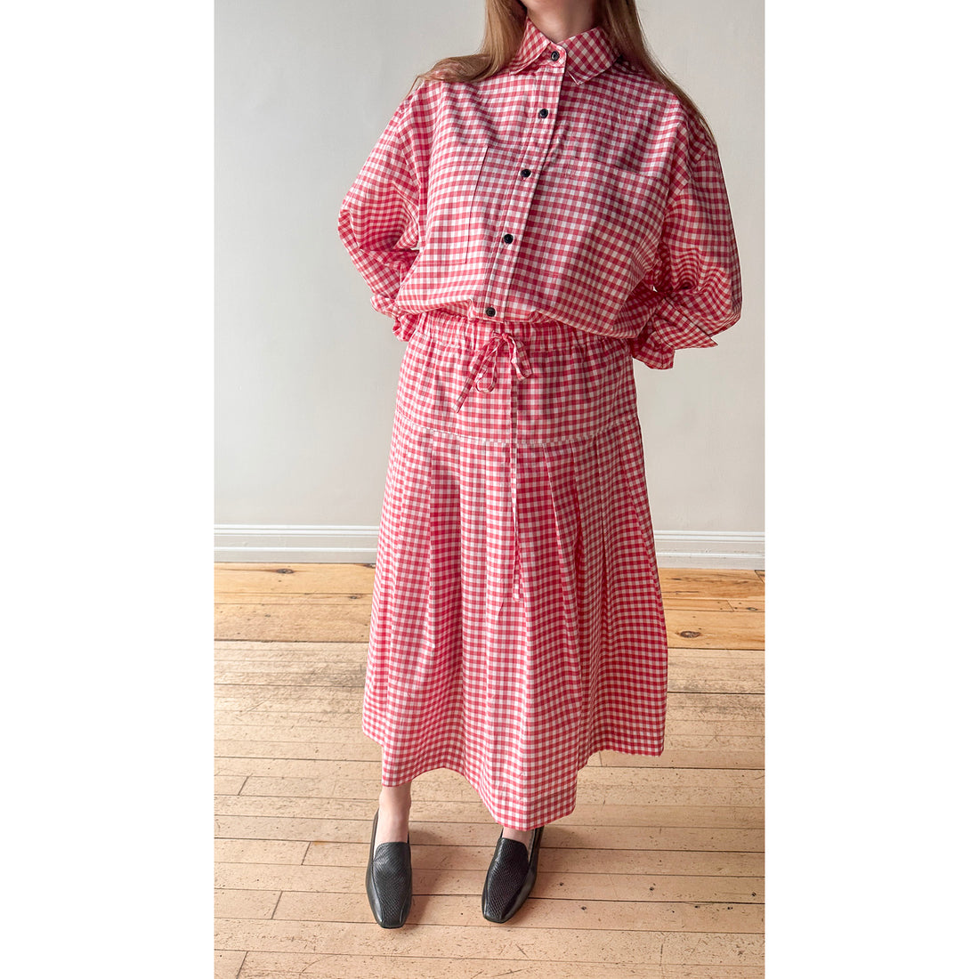 Kasmaria Pleated Skirt with Side Seam Pockets in Gingham Cotton Poplin