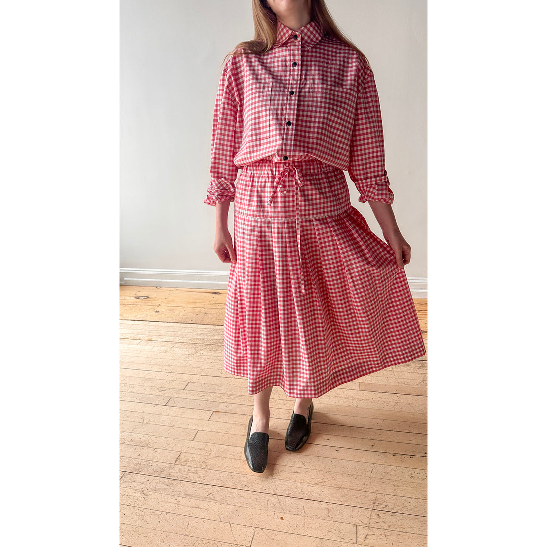 Kasmaria Pleated Skirt with Side Seam Pockets in Gingham Cotton Poplin