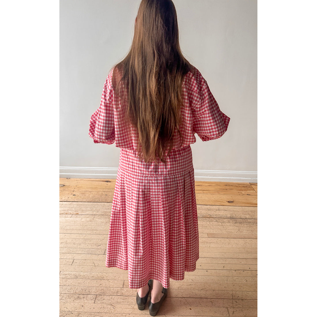 Kasmaria Pleated Skirt with Side Seam Pockets in Gingham Cotton Poplin